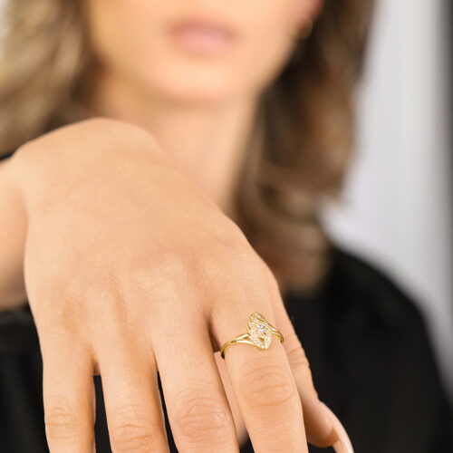 טבעת יהלום מרקיזה עם עטיפת יהלומים לבנים מושלמת