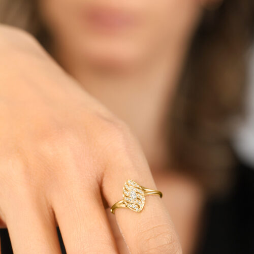 טבעת יהלום מרקיזה עם עטיפת יהלומים לבנים מושלמת