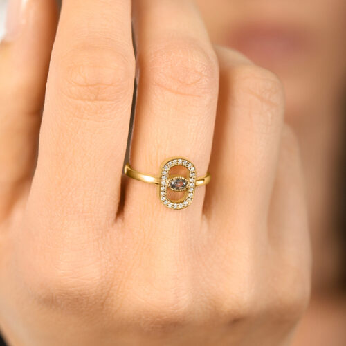 טבעת עין יהלום אפור בחיתוך אובל עם מסגרת אובלית משובצת יהלומים לבנים