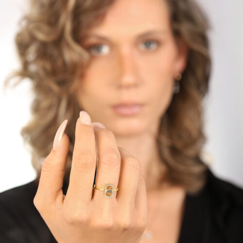 טבעת עין יהלום אפור בחיתוך אובל עם מסגרת אובלית משובצת יהלומים לבנים