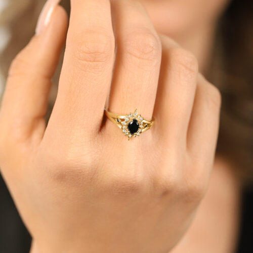 טבעת יהלום שחור אובל עם מסגרת יהלומים לבנים ומעוייני זהב בצדדים