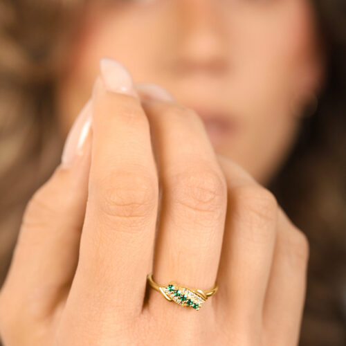 טבעת וינטאג׳ גל אמרלד צטאהם עם יהלומים לבנים בצדדים