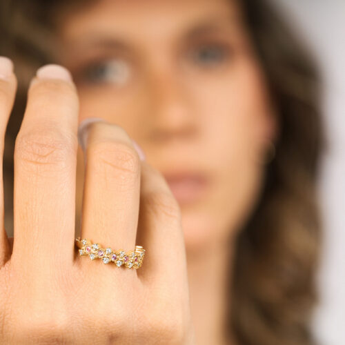 טבעת שורה זיגזג משובצת ספיר סגול טבעי עם יהלומים לבנים