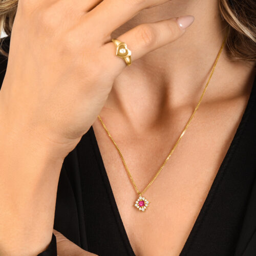 שרשרת פרח מיוחד עם יהלומים לבנים בשיבוץ רובי טבעי במרכז