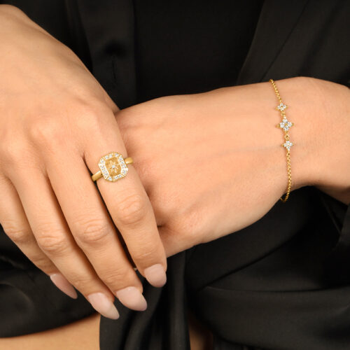 טבעת מלבן עם כוכב בולט ויהלומים לבנים מסביב