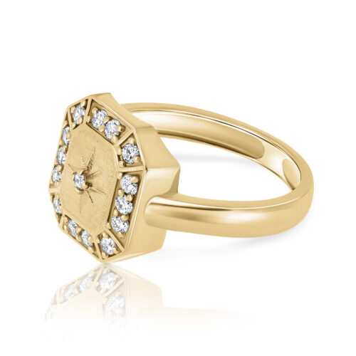 טבעת מלבן עם כוכב בולט ויהלומים לבנים מסביב