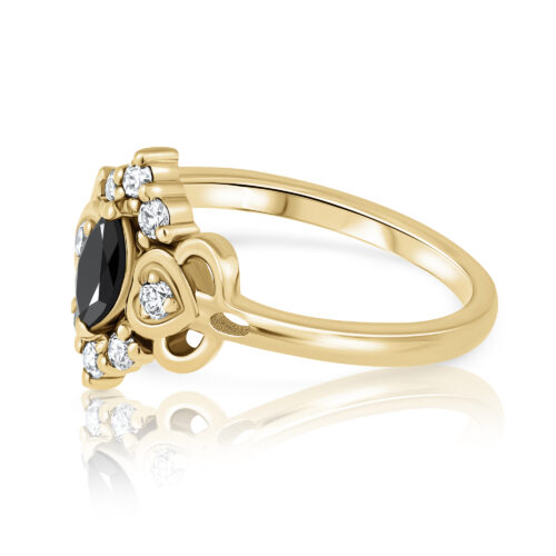 טבעת וינטאג׳ לבבות בצדדים משובצת יהלום מרקיזה שחורה במרכז ויהלומים לבנים בצדדים