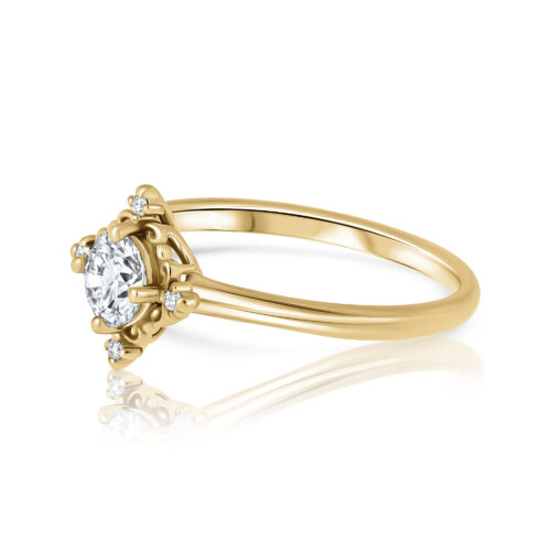 טבעת יהלום במסגרת וינטאג׳ עדינה עם 4 יהלומים קטנים בצדדים