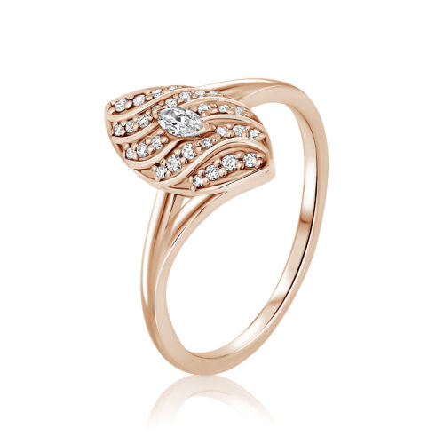 טבעת יהלום מרקיזה עם עטיפת יהלומים לבנים מושלמתהעיצוב הזה היה מלא זמן במגירה וכשהוא יצא לפועל הוא התפוצץ. במרכז הטבעת יהלום מרקיזה עדין ומושלם, מסביב קווי זהב עדינים שבניהם שיבוצי יהלומים מושלמים, הטבעת עצמה בצורה של מרקיזה גדולה עם 2 זרועות זהב בצדדים שמאחדים את הכל לטבעת יהלומים שאין דומה לה. היהלומים המשובצים בטבעת הם יהלומי מעבדה יהלום מרכזי בחיתוך מרקיזה במשקל מממוצע של : 0.07ct מסביב משובצים 28 יהלומים עגולים בגדלים שונים במשקל ממוצע של : 0.11ct סה״כ משקל ממוצע יהלומים בטבעת : 0.18ct צבע וניקוי היהלומים VS1-D הטבעת עשויה זהב 14 קארט בעבודת יד, ניתן לבחור את צבע הזהב (צהוב / לבן / אדום) לא יודעת את המידה? תכתבי לנו בהערות הזמנה ונשלח לך מדיד אצבעות למדידה ביתית. זמן הכנת הטבעת עד 14 ימי עבודה. הטבעת מגיעה עם תעודת אחריות, תעודת הערכה תכשיט שתוכל לשמש אותך מול חברת הביטוח, והסבר איך לשמור על התכשיט לאורך זמן. יש לך שאלות? מתלבטת על מידה? אנחנו זמינים בוואצטאפ (אייקון בצד שמאל למטה)