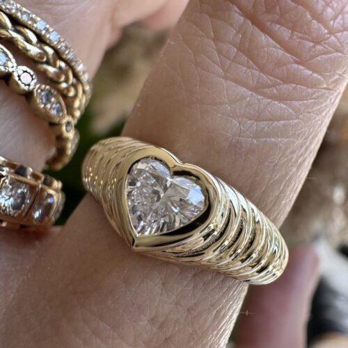 טבעת לב חותם מיוחדת משובצת יהלום מעבדה לבן בחיתוך לב