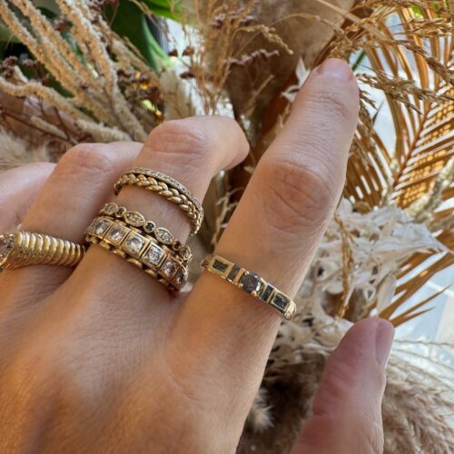 טבעת יהלום עגול אפור עם יהלומים אפורים בחיתוך באגט בצדדים