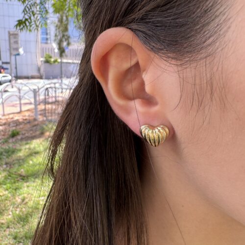 עגילי לב צמודים בטקסטורה מיוחדת - זהב 14 קארט צהוב