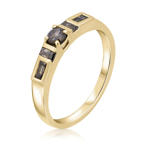 טבעת יהלום עגול אפור עם יהלומים אפורים בחיתוך באגט בצדדים