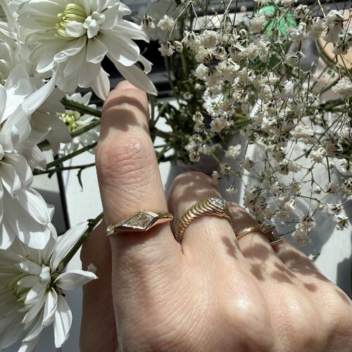 טבעת חותם מיוחדת בטירוף עם יהלום מעבדה לבן בחיתוך עפיפון