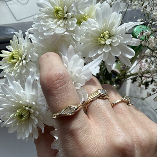 טבעת חותם מיוחדת בטירוף עם יהלום מעבדה לבן בחיתוך עפיפון