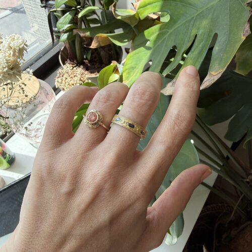 טבעת עגולה רחבה עם 3 יהלומי מרקיזה שחורים עם הבלטות פרחים