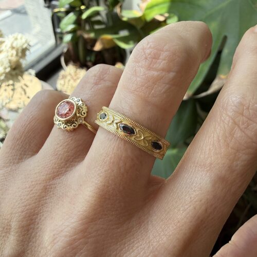 טבעת עגולה רחבה עם 3 יהלומי מרקיזה שחורים עם הבלטות פרחים