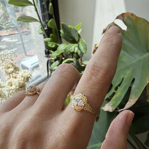 טבעת יהלום מרקיזה לבן עטוף בזהב עם אלמנטים של וינטאג׳