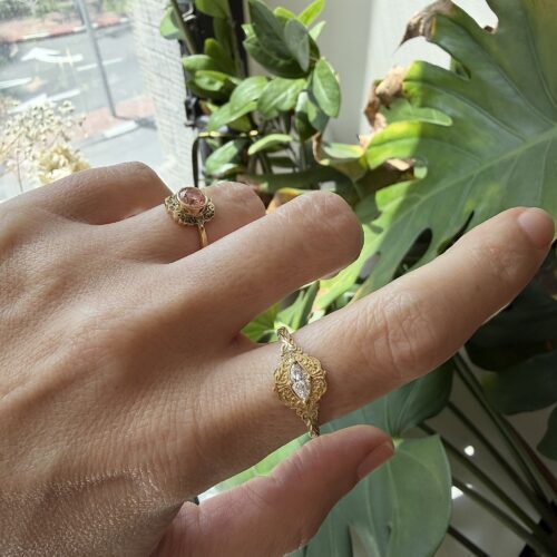 טבעת יהלום מרקיזה לבן עטוף בזהב עם אלמנטים של וינטאג׳