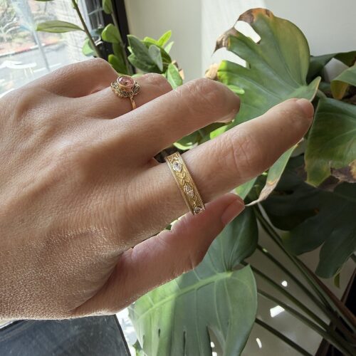 טבעת עגולה רחבה עם 3 יהלומי מרקיזה לבנים עם הבלטות פרחים