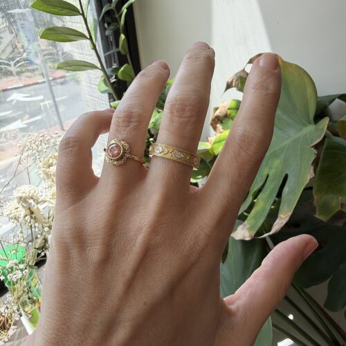 טבעת עגולה רחבה עם 3 יהלומי מרקיזה לבנים עם הבלטות פרחים