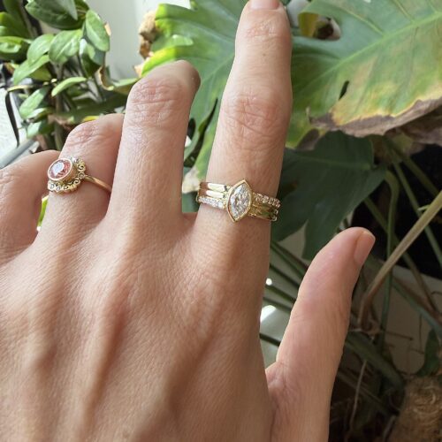 טבעת יהלום מרקיזה על טבעת זהב עבה 3 שורות משובצות יהלומים בצורה לא סימטרית מושלמת