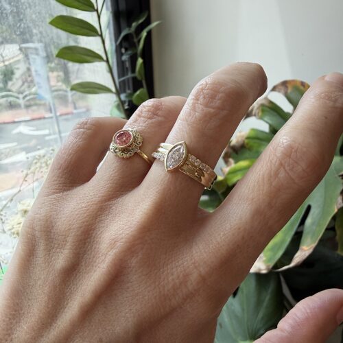 טבעת יהלום מרקיזה על טבעת זהב עבה 3 שורות משובצות יהלומים בצורה לא סימטרית מושלמת