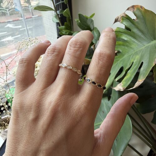 טבעת 5 יהלומי לבנים מרקיזה במסגרת זהב עדינה