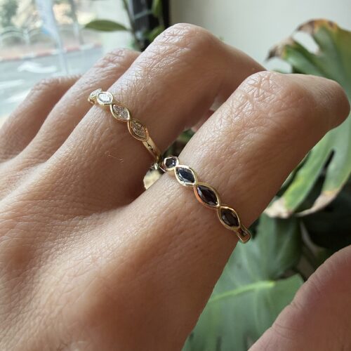 טבעת 5 יהלומי שחורים מרקיזה במסגרת זהב עדינה