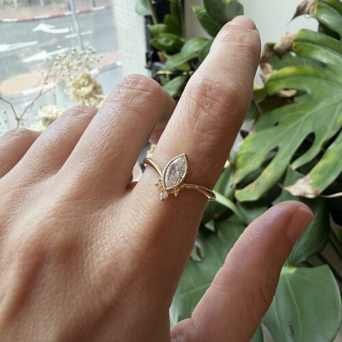 טבעת יהלום מרקיזה לבן במסגרת זהב עם כתר של 3 יהלומים עגולים