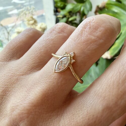 טבעת יהלום מרקיזה לבן במסגרת זהב עם כתר של 3 יהלומים עגולים