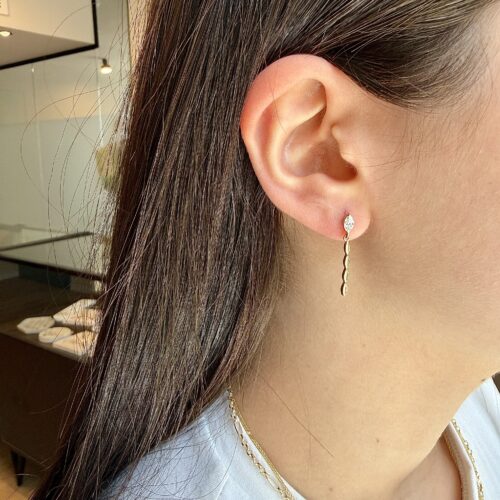 עגיל צמוד משובץ יהלום מרקיזה עם סליל זהב