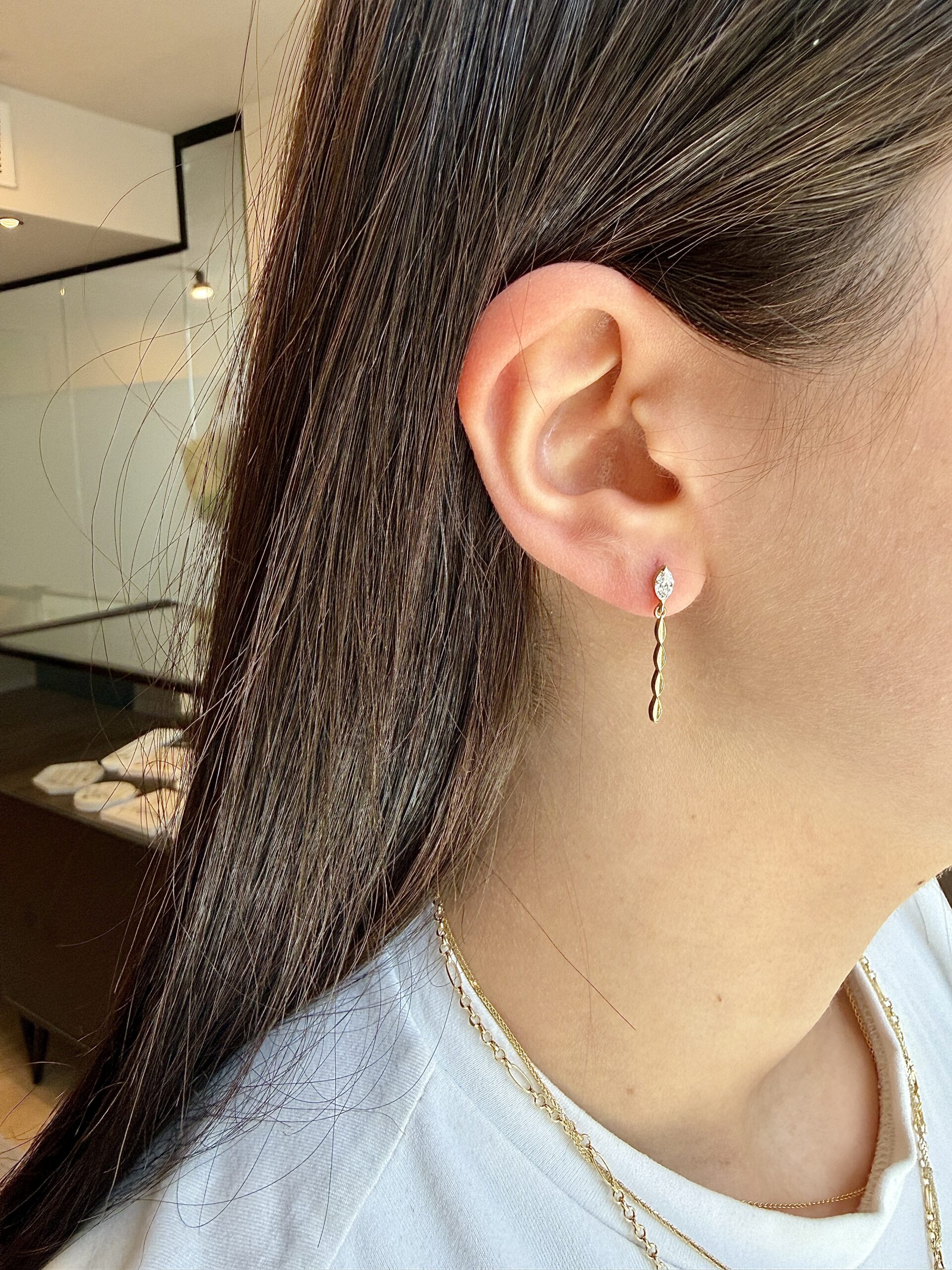 עגיל צמוד משובץ יהלום מרקיזה עם סליל זהב