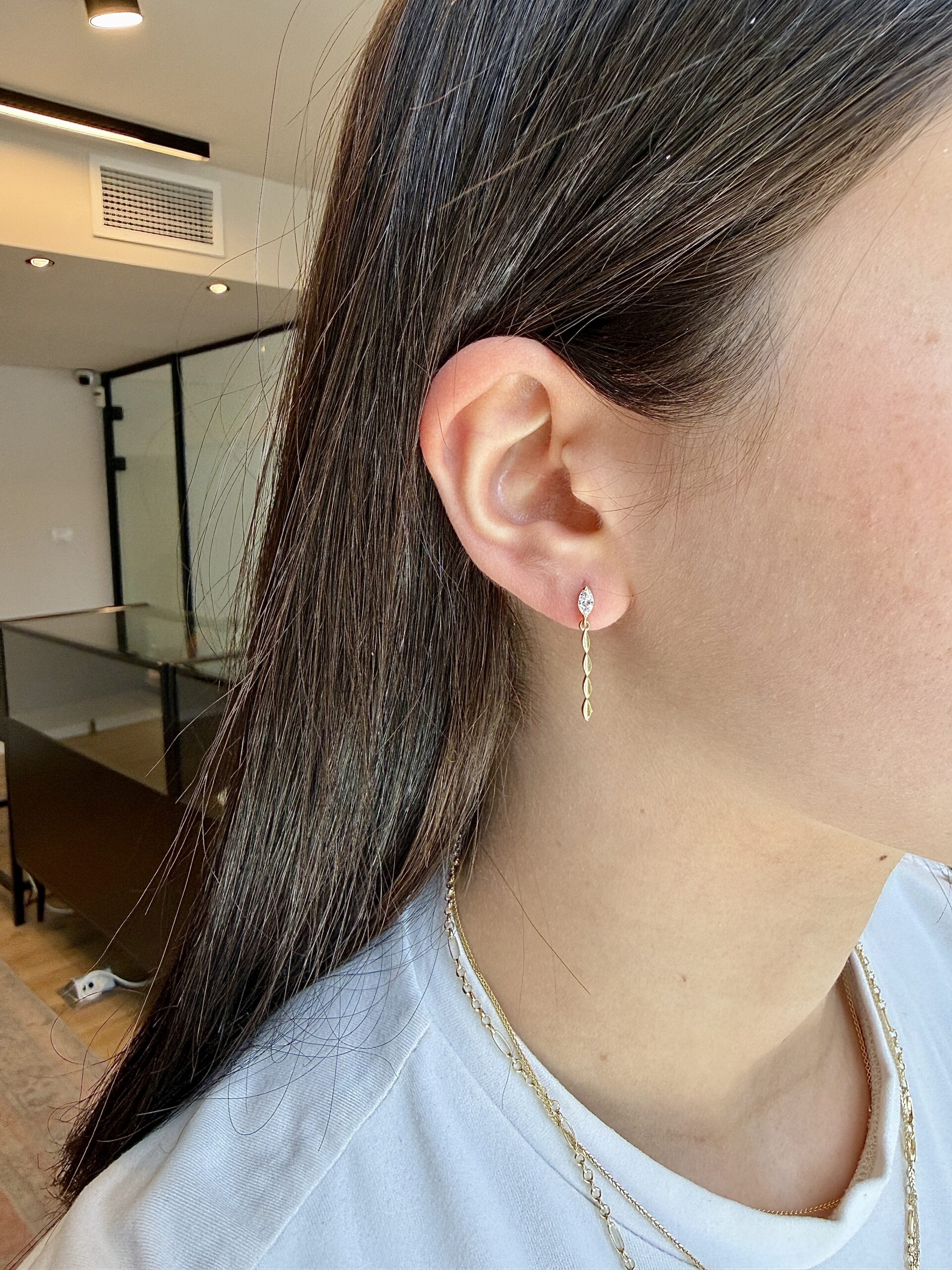 עגיל צמוד משובץ יהלום מרקיזה עם סליל זהב