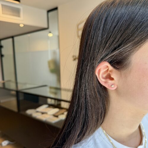 עגיל מרקיזה צמוד קטן ועדין עם מסגרת זהב של נגיעות וינטאג׳