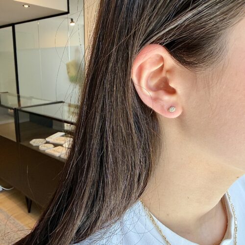 עגיל מרקיזה צמוד קטן ועדין עם מסגרת זהב של נגיעות וינטאג׳