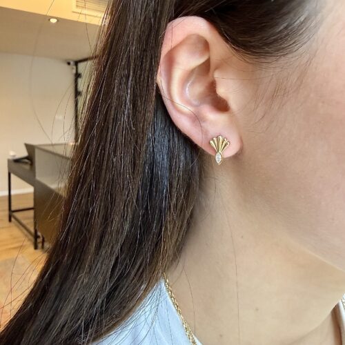 עגיל צדפה צמוד עם יהלום מרקיזה לבן