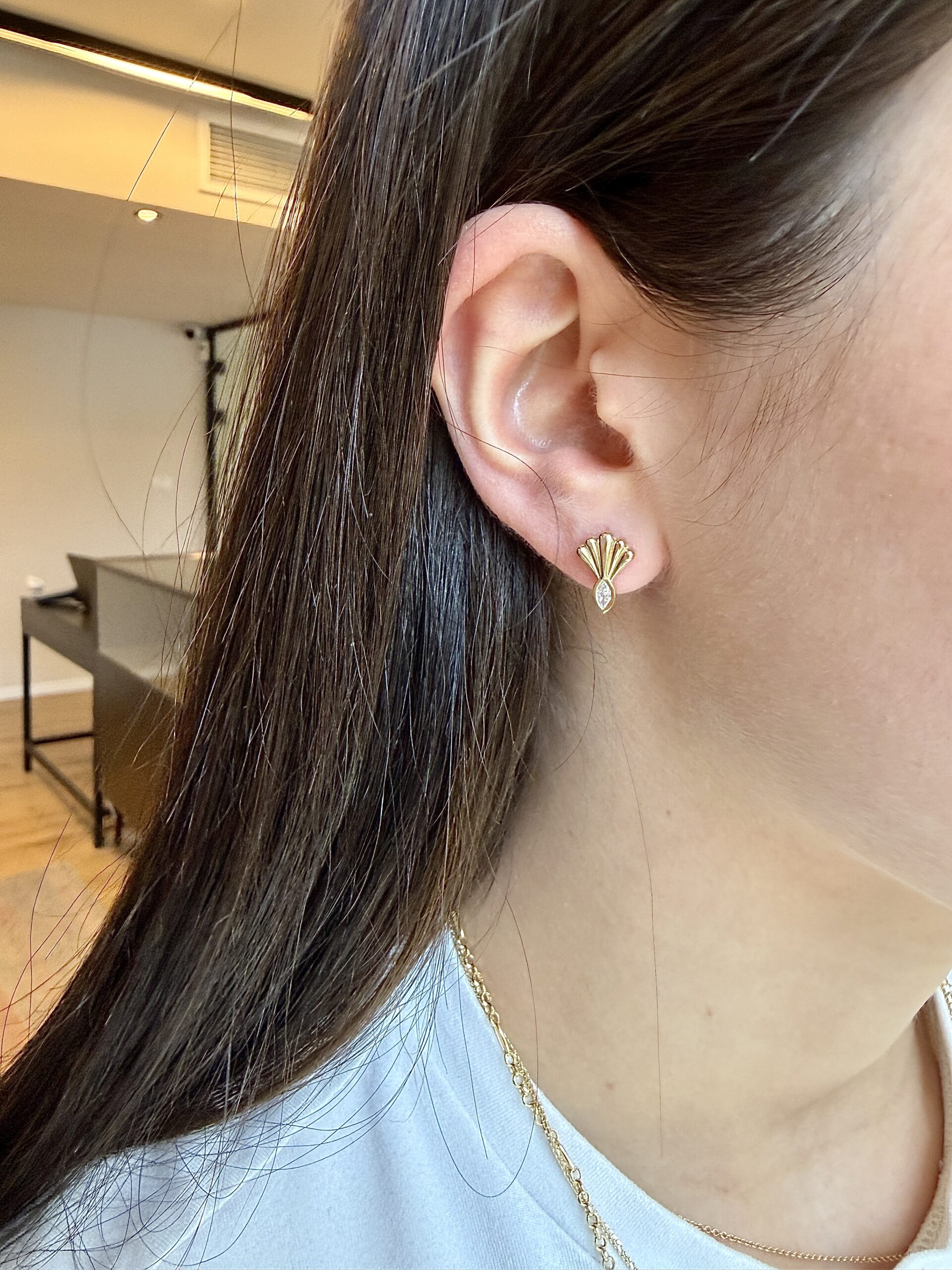 עגיל צדפה צמוד עם יהלום מרקיזה לבן