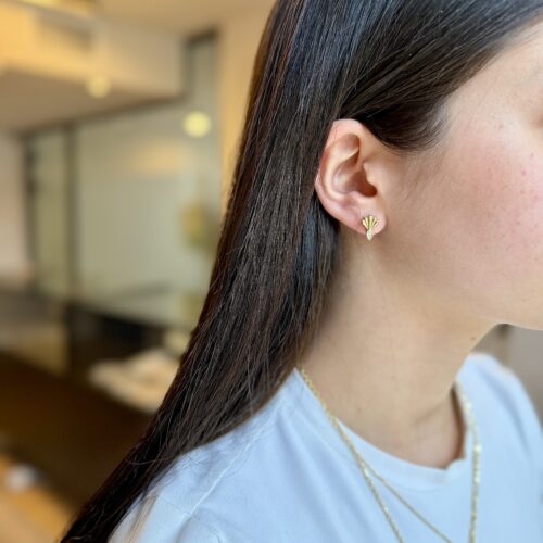 עגיל צדפה צמוד עם יהלום מרקיזה לבן