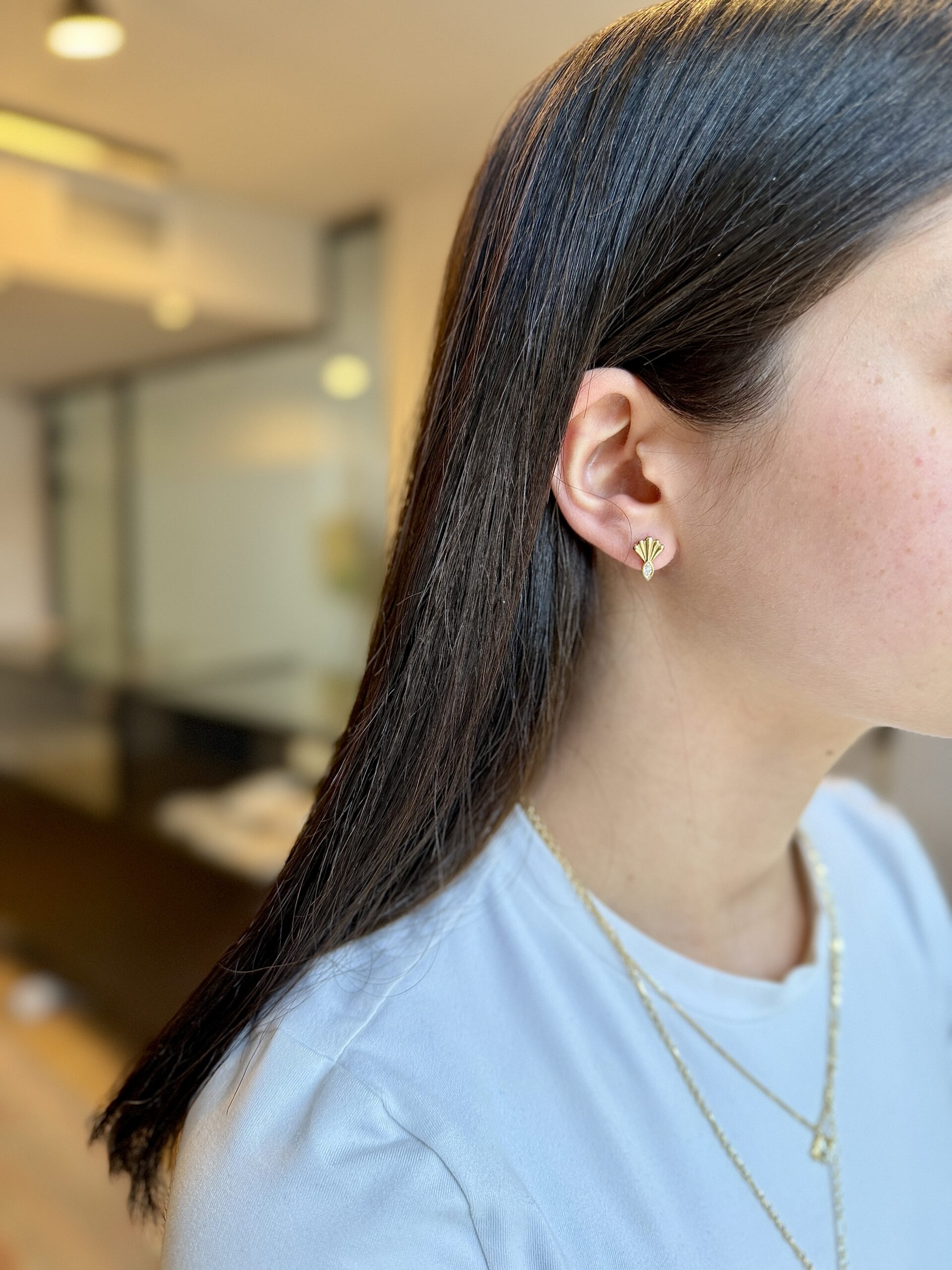 עגיל צדפה צמוד עם יהלום מרקיזה לבן