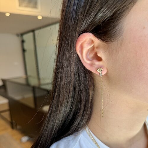 עגיל צדפה צמוד עם יהלום מרקיזה לבן עם שרשרת נוצצת