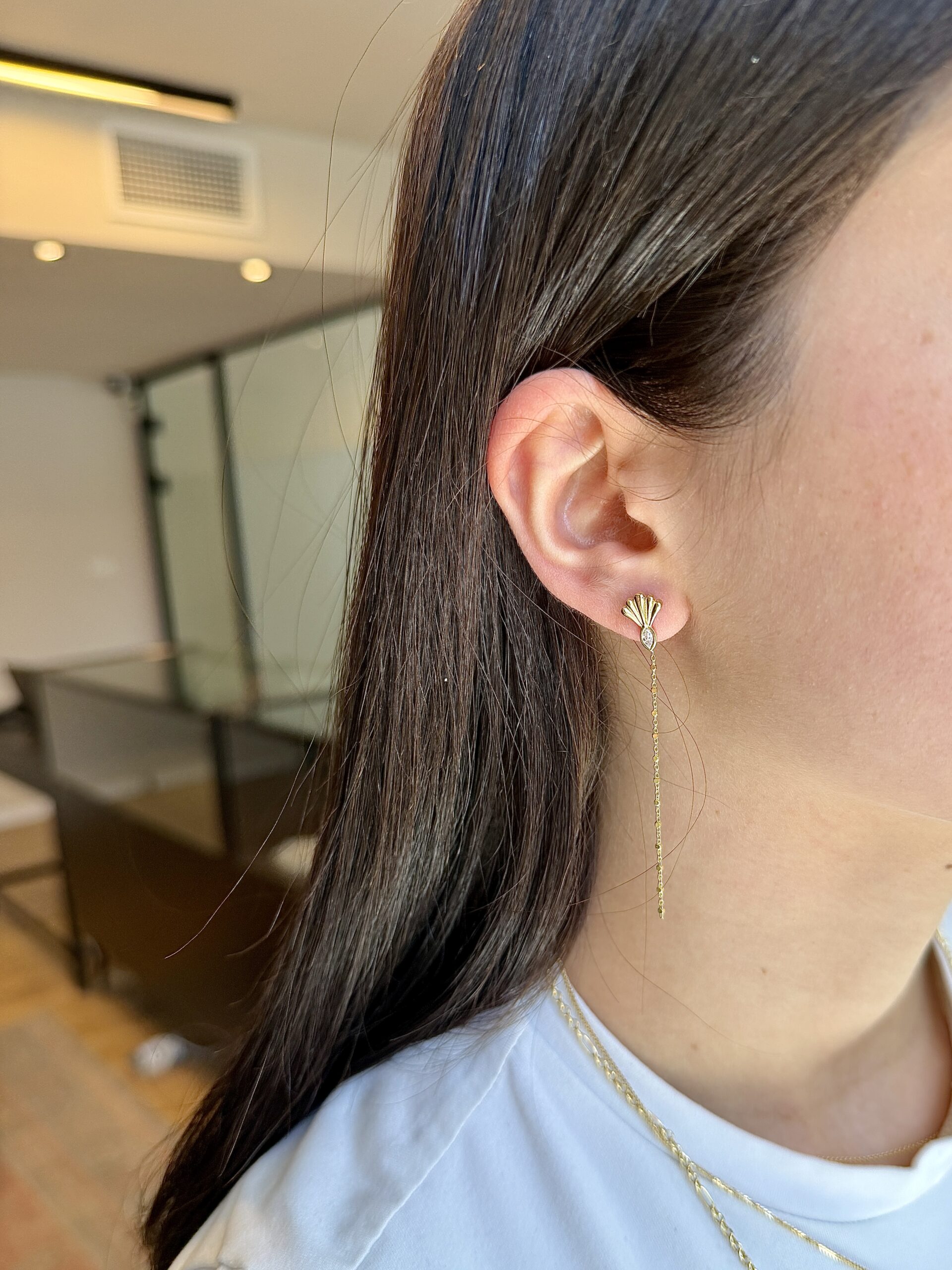 עגיל צדפה צמוד עם יהלום מרקיזה לבן עם שרשרת נוצצת