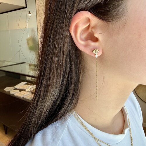 עגיל צדפה צמוד עם יהלום מרקיזה לבן עם שרשרת נוצצת