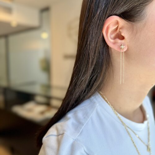 עגיל פרח זהב עם יהלום מרקיזה קטן במרכז ו 2 שרשראות נופלות