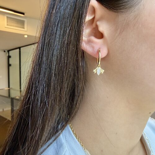 עגילי חישוק עם תליון מרקיזה לבן עם אלמנט זהב מעוצב בצדדים