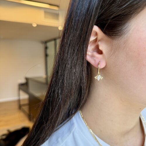 עגילי חישוק עם תליון מרקיזה לבן עם אלמנט זהב מעוצב בצדדים