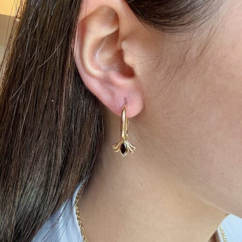 עגילי חישוק עם תליון מרקיזה שחור עם אלמנט זהב מעוצב בצדדים