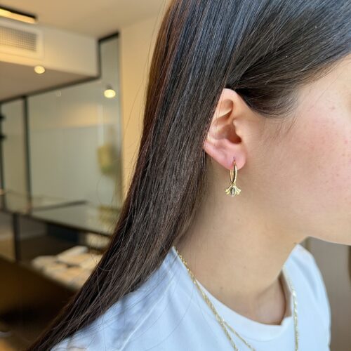 עגילי חישוק עם תליון מרקיזה שחור עם אלמנט זהב מעוצב בצדדים