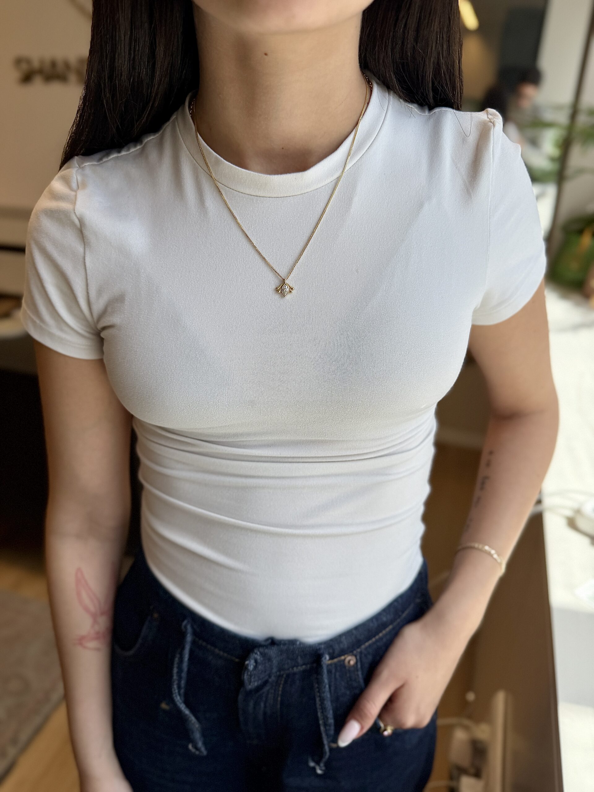 שרשרת יהלום מרקיזה לבן עם אלמנט זהב מעוצב בצדדים