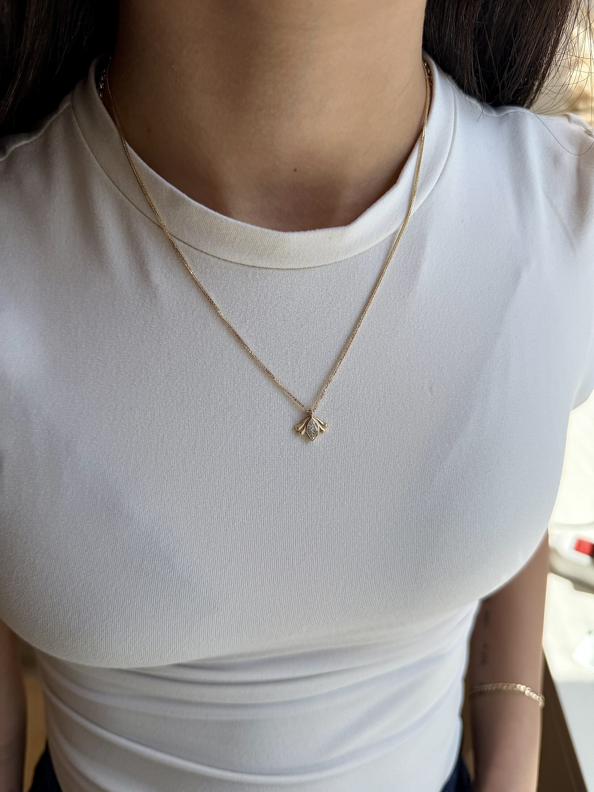 שרשרת יהלום מרקיזה לבן עם אלמנט זהב מעוצב בצדדים